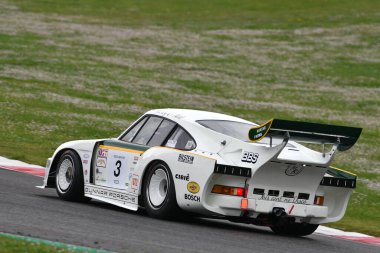 Scarperia, 2 Nisan 2023: Porsche 935 yıl 1981 Mugello Classic 2023 'te İtalya' daki Mugello Pisti 'nde eylem halindeydi.