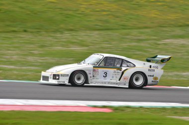 Scarperia, 2 Nisan 2023: Porsche 935 yıl 1981 Mugello Classic 2023 'te İtalya' daki Mugello Pisti 'nde eylem halindeydi.