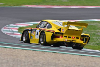 Scarperia, 2 Nisan 2023: Porsche 935 K3 yıl 1979 Mugello Classic 2023 tarihinde İtalya 'daki Mugello Pisti' nde görev yaptı..