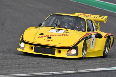 Scarperia, 2 Nisan 2023: Porsche 935 K3 yıl 1979 Mugello Classic 2023 tarihinde İtalya 'daki Mugello Pisti' nde görev yaptı..