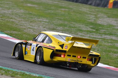 Scarperia, 2 Nisan 2023: Porsche 935 K3 yıl 1979 Mugello Classic 2023 tarihinde İtalya 'daki Mugello Pisti' nde görev yaptı..