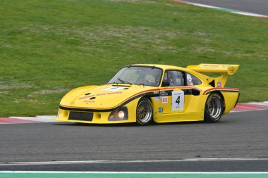 Scarperia, 2 Nisan 2023: Porsche 935 K3 yıl 1979 Mugello Classic 2023 tarihinde İtalya 'daki Mugello Pisti' nde görev yaptı..