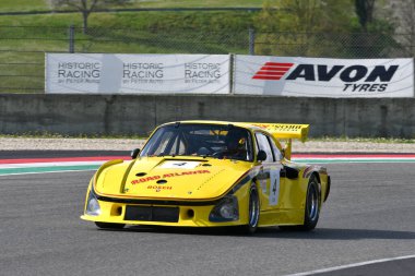 Scarperia, 2 Nisan 2023: Porsche 935 K3 yıl 1979 Mugello Classic 2023 tarihinde İtalya 'daki Mugello Pisti' nde görev yaptı..