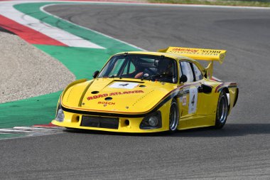 Scarperia, 2 Nisan 2023: Porsche 935 K3 yıl 1979 Mugello Classic 2023 tarihinde İtalya 'daki Mugello Pisti' nde görev yaptı..