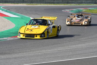 Scarperia, 2 Nisan 2023: Porsche 935 K3 yıl 1979 Mugello Classic 2023 tarihinde İtalya 'daki Mugello Pisti' nde görev yaptı..