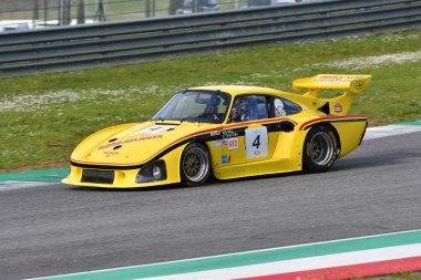 Scarperia, 2 Nisan 2023: Porsche 935 K3 yıl 1979 Mugello Classic 2023 tarihinde İtalya 'daki Mugello Pisti' nde görev yaptı..