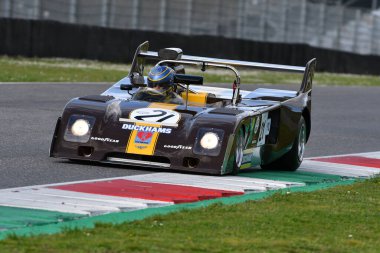 Scarperia, 2 Nisan 2023: Chevron B26 yıl 1974 Mugello Classic 2023 tarihinde İtalya 'daki Mugello Pisti' nde görev yaptı..