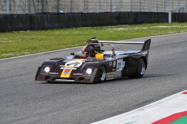 Scarperia, 2 Nisan 2023: Chevron B26 yıl 1974 Mugello Classic 2023 tarihinde İtalya 'daki Mugello Pisti' nde görev yaptı..