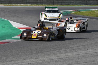 Scarperia, 2 Nisan 2023: Chevron B26 yıl 1974 Mugello Classic 2023 tarihinde İtalya 'daki Mugello Pisti' nde görev yaptı..