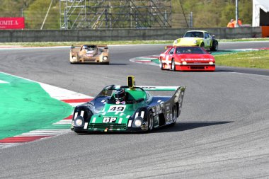 Scarperia, 2 Nisan 2023: TOJ SC303 1978 Mugello Classic 2023 'te İtalya' daki Mugello Pisti 'nde eylem halindeydi.