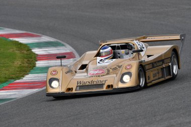 Scarperia, 2 Nisan 2023: TOJ SC304 1976 Mugello Classic 2023 'te İtalya Mugello Pisti' nde.