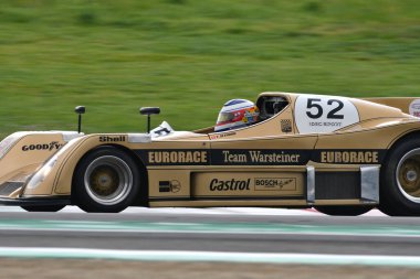 Scarperia, 2 Nisan 2023: TOJ SC304 1976 Mugello Classic 2023 'te İtalya Mugello Pisti' nde.
