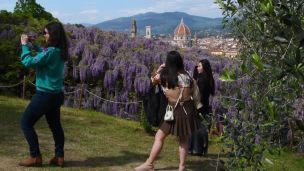 Florencie Duben 2023 Turisté Dělají Selfie Fotografie Zahradě Bardini Florencii — Stock video