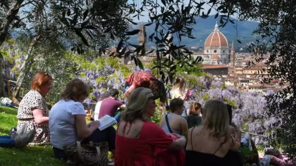 Florenz April 2023 Touristen Entspannen Sich Schatten Der Olivenbäume Und — Stockvideo