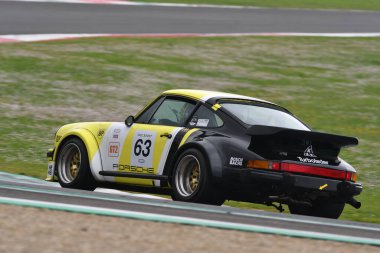 Scarperia, 2 Nisan 2023: Porsche 930 Turbo Mugello Classic 2023 'te İtalya' daki Mugello Pisti 'nde görev yapıyor.