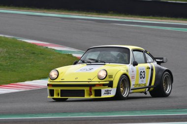 Scarperia, 2 Nisan 2023: Porsche 930 Turbo Mugello Classic 2023 'te İtalya' daki Mugello Pisti 'nde görev yapıyor.