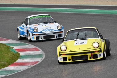 Scarperia, 2 Nisan 2023: Porsche 930 Turbo Mugello Classic 2023 'te İtalya' daki Mugello Pisti 'nde görev yapıyor.