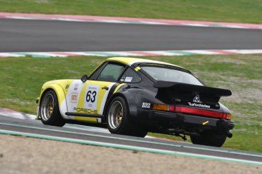 Scarperia, 2 Nisan 2023: Porsche 930 Turbo Mugello Classic 2023 'te İtalya' daki Mugello Pisti 'nde görev yapıyor.
