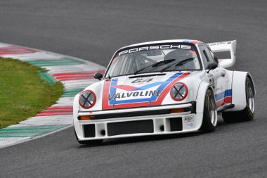 Scarperia, 2 Nisan 2023: Porsche 934-935 yıl 1976 Mugello Classic 2023 'te İtalya' daki Mugello Pisti 'nde eylem halindeydi..