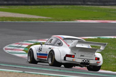 Scarperia, 2 Nisan 2023: Porsche 934-935 yıl 1976 Mugello Classic 2023 'te İtalya' daki Mugello Pisti 'nde eylem halindeydi..