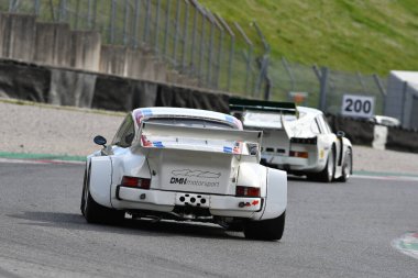 Scarperia, 2 Nisan 2023: Porsche 934-935 yıl 1976 Mugello Classic 2023 'te İtalya' daki Mugello Pisti 'nde eylem halindeydi..