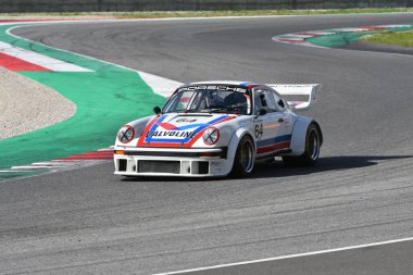 Scarperia, 2 Nisan 2023: Porsche 934-935 yıl 1976 Mugello Classic 2023 'te İtalya' daki Mugello Pisti 'nde eylem halindeydi..