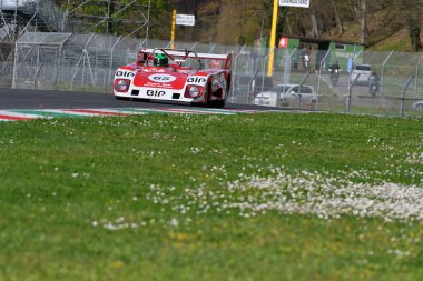 Scarperia, 2 Nisan 2023: Lola T296 yıl 1976 Mugello Classic 2023 'te İtalya Mugello Pisti' nde