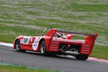 Scarperia, 2 Nisan 2023: Lola T296 yıl 1976 Mugello Classic 2023 'te İtalya Mugello Pisti' nde