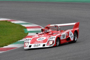 Scarperia, 2 Nisan 2023: Lola T296 yıl 1976 Mugello Classic 2023 'te İtalya Mugello Pisti' nde