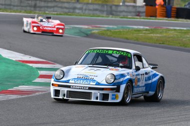 Scarperia, 2 Nisan 2023: Porsche 934 Carrera RSR Yılı 1977 Mugello Classic 2023 'te İtalya' daki Mugello Pisti 'nde eylem halindeydi..