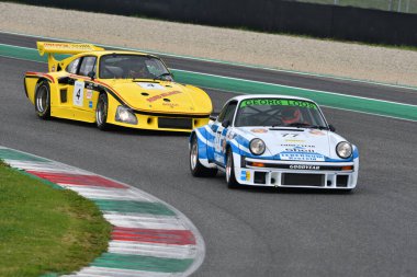 Scarperia, 2 Nisan 2023: Porsche 934 Carrera RSR Yılı 1977 Mugello Classic 2023 'te İtalya' daki Mugello Pisti 'nde eylem halindeydi..