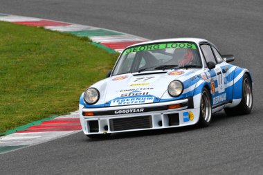 Scarperia, 2 Nisan 2023: Porsche 934 Carrera RSR Yılı 1977 Mugello Classic 2023 'te İtalya' daki Mugello Pisti 'nde eylem halindeydi..