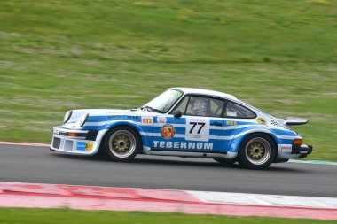 Scarperia, 2 Nisan 2023: Porsche 934 Carrera RSR Yılı 1977 Mugello Classic 2023 'te İtalya' daki Mugello Pisti 'nde eylem halindeydi..