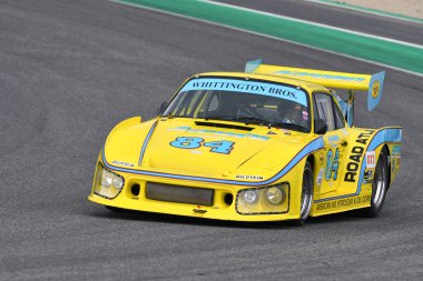 Scarperia, 2 Nisan 2023: Porsche 934-935 IMSA-GT yılı 1977 Mugello Classic 2023 tarihinde İtalya 'daki Mugello Pisti' nde faaliyet göstermektedir..