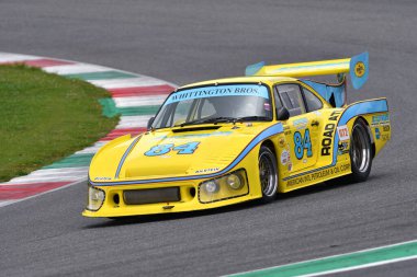 Scarperia, 2 Nisan 2023: Porsche 934-935 IMSA-GT yılı 1977 Mugello Classic 2023 tarihinde İtalya 'daki Mugello Pisti' nde faaliyet göstermektedir..