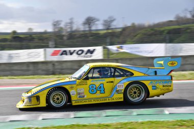 Scarperia, 2 Nisan 2023: Porsche 934-935 IMSA-GT yılı 1977 Mugello Classic 2023 tarihinde İtalya 'daki Mugello Pisti' nde faaliyet göstermektedir..