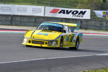 Scarperia, 2 Nisan 2023: Porsche 934-935 IMSA-GT yılı 1977 Mugello Classic 2023 tarihinde İtalya 'daki Mugello Pisti' nde faaliyet göstermektedir..