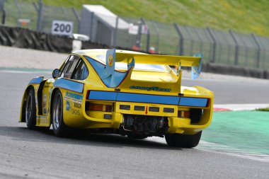 Scarperia, 2 Nisan 2023: Porsche 934-935 IMSA-GT yılı 1977 Mugello Classic 2023 tarihinde İtalya 'daki Mugello Pisti' nde faaliyet göstermektedir..