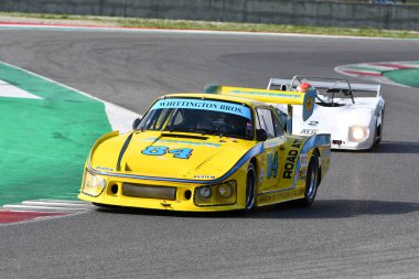 Scarperia, 2 Nisan 2023: Porsche 934-935 IMSA-GT yılı 1977 Mugello Classic 2023 tarihinde İtalya 'daki Mugello Pisti' nde faaliyet göstermektedir..
