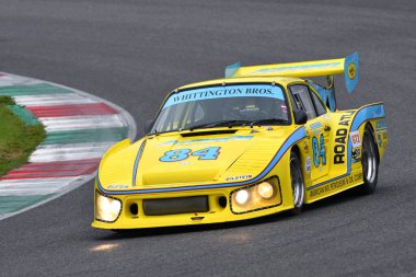 Scarperia, 2 Nisan 2023: Porsche 934-935 IMSA-GT yılı 1977 Mugello Classic 2023 tarihinde İtalya 'daki Mugello Pisti' nde faaliyet göstermektedir..