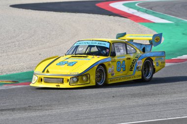 Scarperia, 2 Nisan 2023: Porsche 934-935 IMSA-GT yılı 1977 Mugello Classic 2023 tarihinde İtalya 'daki Mugello Pisti' nde faaliyet göstermektedir..