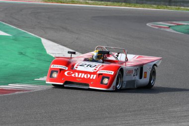 Scarperia, 2 Nisan 2023: # 22 Chevron B21 yıl 1972 Mugello Classic 2023 'te İtalya Mugello Pisti' nde.