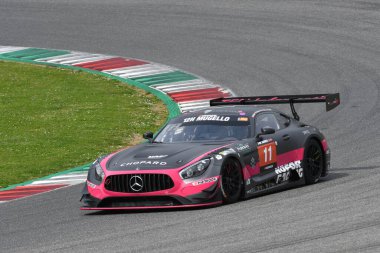 Scarperia, 23 Mart 2023: HOFOR-RACING Ekibi 'nden Mercedes-AMG GT3 Michael Kroll-Chantal Prinz-Alexander Prinz-Carsten Tilke İtalya' daki Mugello Pisti 'nde 12: 00 Hankook Yarışı sırasında görev başında.