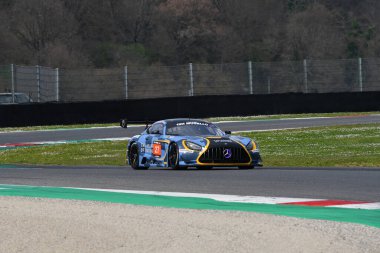 Scarperia, 23 Mart 2023: Mercedes-AMG Yarış Takımı 'ndan GT3 Ian James-Gray Newell-Roman De Angelis tarafından sürülen SPS İtalya Mugello Pisti' nde 12h Hankook Yarışı sırasında.
