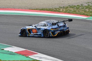 Scarperia, 23 Mart 2023: Mercedes-AMG Yarış Takımı 'ndan GT3 Ian James-Gray Newell-Roman De Angelis tarafından sürülen SPS İtalya Mugello Pisti' nde 12h Hankook Yarışı sırasında.