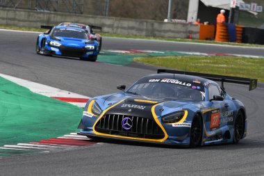 Scarperia, 23 Mart 2023: Mercedes-AMG Yarış Takımı 'ndan GT3 Ian James-Gray Newell-Roman De Angelis tarafından sürülen SPS İtalya Mugello Pisti' nde 12h Hankook Yarışı sırasında.