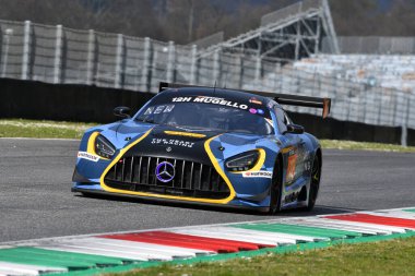 Scarperia, 23 Mart 2023: Mercedes-AMG Yarış Takımı 'ndan GT3 Ian James-Gray Newell-Roman De Angelis tarafından sürülen SPS İtalya Mugello Pisti' nde 12h Hankook Yarışı sırasında.