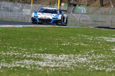 Scarperia, 23 Mart 2023: Johannes Kirchhoff-Ingo Vogler-Tim Vogler tarafından sürülen Land Motorsport takımının Audi R8 GT3 EVO II 'si İtalya' daki Mugello Pisti 'nde 12: 00 Hankook Yarışı sırasında görev başında.