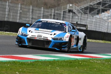 Scarperia, 23 Mart 2023: Johannes Kirchhoff-Ingo Vogler-Tim Vogler tarafından sürülen Land Motorsport takımının Audi R8 GT3 EVO II 'si İtalya' daki Mugello Pisti 'nde 12: 00 Hankook Yarışı sırasında görev başında.