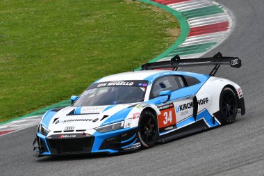 Scarperia, 23 Mart 2023: Johannes Kirchhoff-Ingo Vogler-Tim Vogler tarafından sürülen Land Motorsport takımının Audi R8 GT3 EVO II 'si İtalya' daki Mugello Pisti 'nde 12: 00 Hankook Yarışı sırasında görev başında.